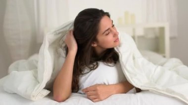 Çarşafların altında, çarşafların altında şehvetli beyaz bir kadın.