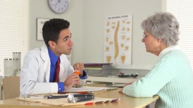 Meksikalı doktor ilaçtan bahsediyor.