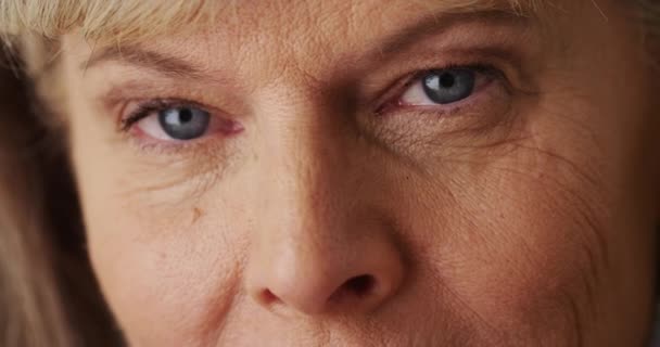 Closeup Όμορφη Γυναίκα Ανώτερος Μάτια Βλέπουν Φωτογραφική Μηχανή — Αρχείο Βίντεο