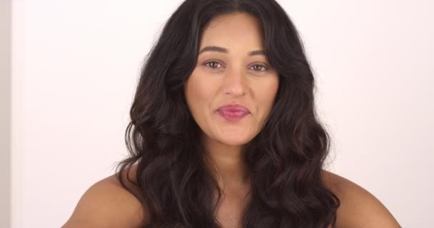 Hispanische Frau Lächelt Die Kamera — Stockvideo