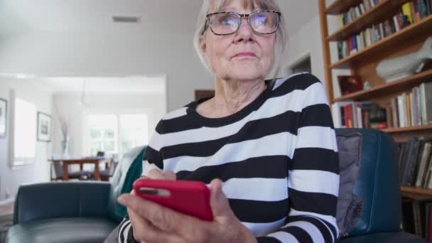 Gros Plan Femme Caucasienne Senior Écrivant Mail Sur Smartphone Une — Video