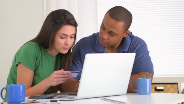 Afro Americanos Caucasianos Casal Pagando Contas Juntos — Vídeo de Stock