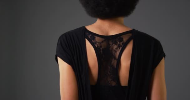 Lento Tiro Movimento Mulher Negra Roupas Elegantes Olhando Sobre Ombro — Vídeo de Stock