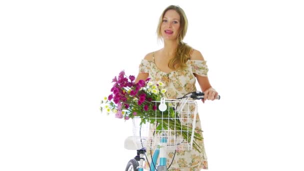 Γυναίκα Ποδήλατο Καλάθι Λουλούδια — Αρχείο Βίντεο