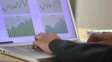 Dizüstü bilgisayar kullanarak iş kadınlarının ellerini kapat.