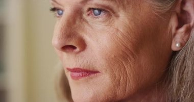 Yaşlı kadın görünümlü dış saha portre