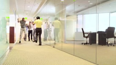 Ofiste dans eden bir grup profesyonel.