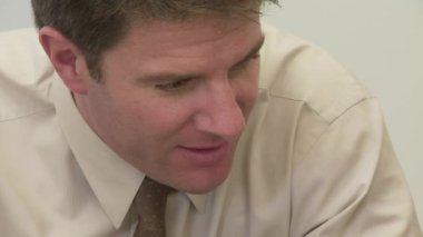 İş adamlarının konuşmalarına ve gülmelerine yakın ol.