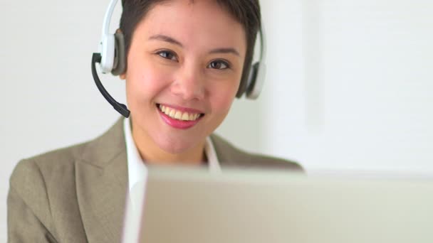 亚洲客户服务代表 带耳机在呼叫中心 — 图库视频影像