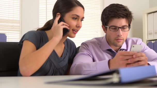 Compañeros Negocios Usando Teléfonos Inteligentes — Vídeo de stock