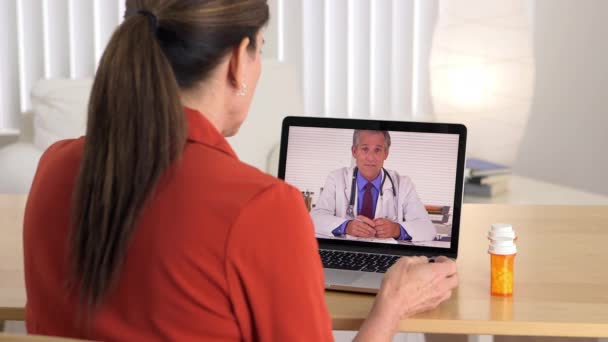 在电脑上与医生举行的病人视频会议 — 图库视频影像