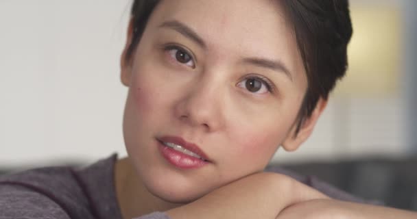 カメラを見て美しい中国女性 — ストック動画