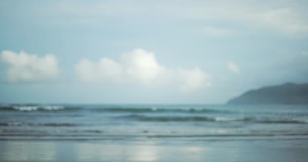 Colpo Sfocato Belle Nuvole Onde Bassa Marea Sulla Spiaggia Tropicale — Video Stock