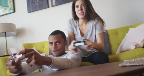 Sonriendo Joven Pareja Millennial Juegos Entre Sala Estar Competitivo Afroamericano — Vídeo de stock