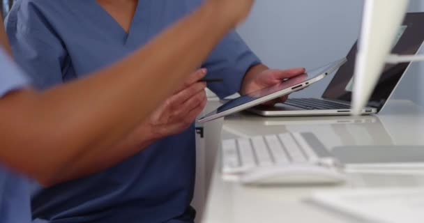 つの女性医師がコンピューターでの作業の手を閉じる — ストック動画
