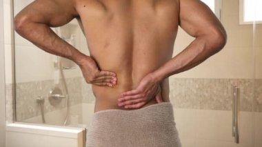 Sırtı ağrıyan bir adam