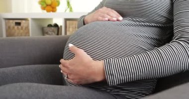 Güzel bir hamile kadın sürtünme göbek