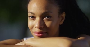 Bir park gülümseyen içinde mutlu siyah kadın