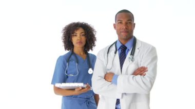İki Afro-Amerikalı doktor kameraya bakıyor.