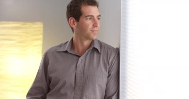 iş adamı duvara yaslanmış