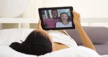 Mutlu siyah kadın tablet arkadaşlarınızla sohbet