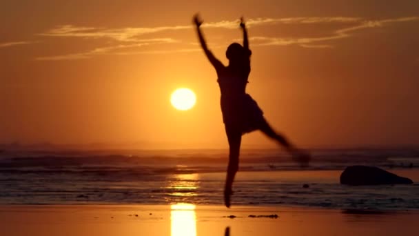 Beach Ballet Saat Matahari Terbenam Dalam Gerakan Lambat — Stok Video