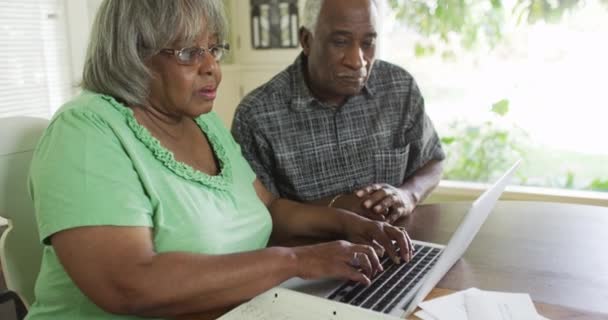 Mature Black Couple Using Laptop Online Banking — Stock Video