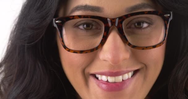 Mujer Bastante Mexicana Con Gafas — Vídeos de Stock