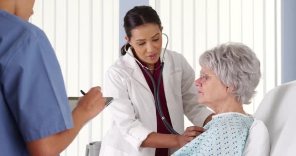 Médico Afroamericano Escuchando Corazón Del Paciente Anciano Con Estetoscopio — Vídeo de stock