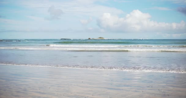 热带海滩和天空上美丽的海景背景板 在哥斯达黎加的海滩上 海浪和泡沫轻柔地冲破 — 图库视频影像
