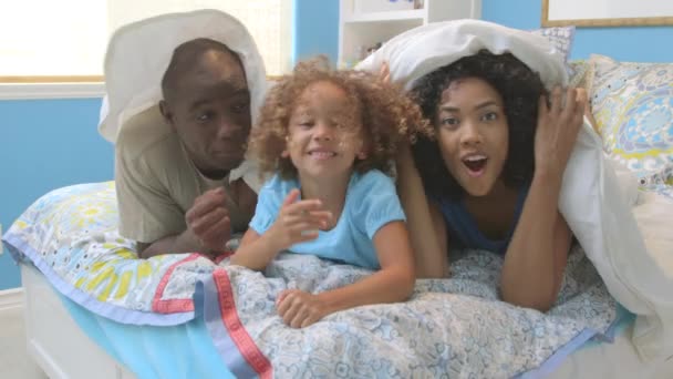 Portræt Afrikansk Amerikansk Familie Soveværelset – Stock-video