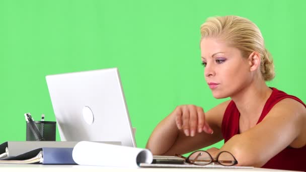 Affärskvinna Arbetar Med Laptop Skrivbordet — Stockvideo