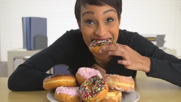 사업가가 도넛을 무더기먹는 — 비디오