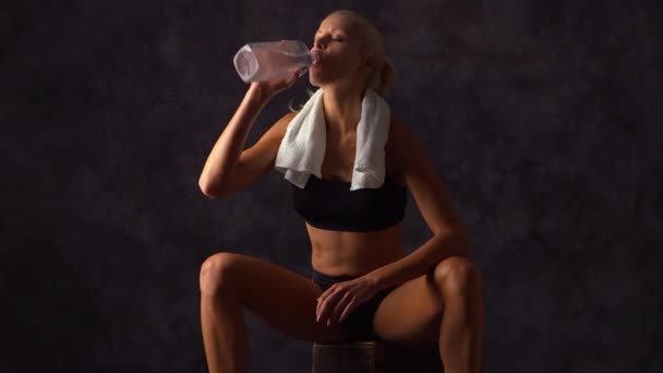 Portret Siedzącej Kobiety Sportowca — Wideo stockowe