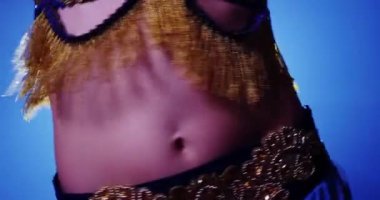 Genç dansçı kalçalarını sallıyor.