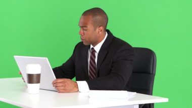 Dizüstü bilgisayarı ve cep telefonu olan bir erkek yönetici.