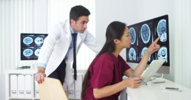 Masada çalışan çok ırklı tıbbi ekip.