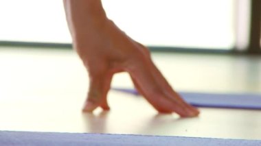 Huzurlu yoga stüdyosunda yoga dersi.