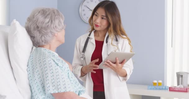 Asiatisk Läkare Talar Med Äldre Patienter Sjukhusrum — Stockvideo