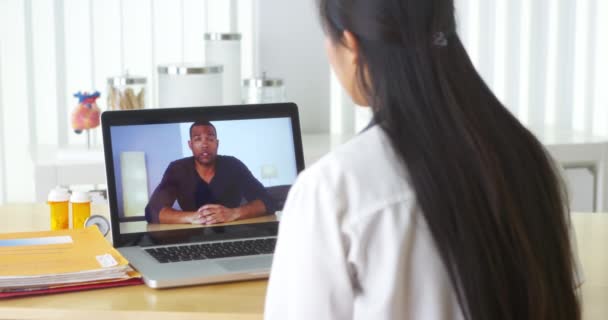 Médico Chino Video Chat Con Paciente Africano — Vídeo de stock