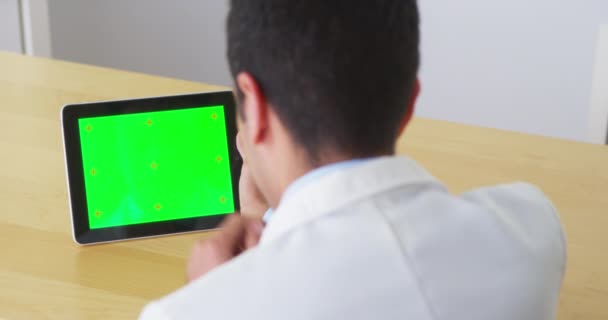 Médico Mexicano Hablando Con Tableta Con Pantalla Verde — Vídeo de stock