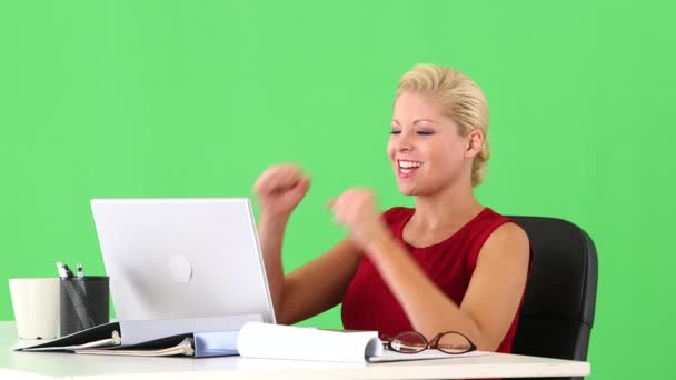 仕事中に興奮を示すラップトップ付きデスクで正のビジネス女性 — ストック動画