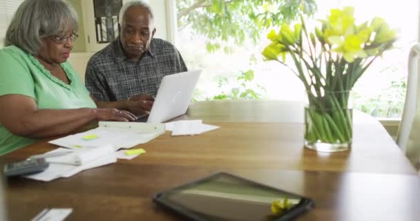 Старшая Черная Пара Оплачивает Счета Ноутбуке — стоковое видео
