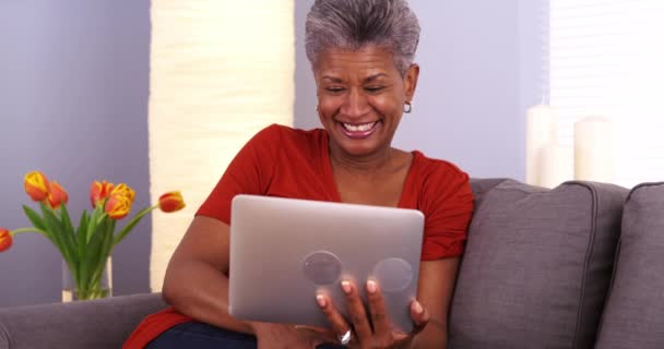 Mature Black Wanita Bahagia Webcamming Dengan Putri Tablet — Stok Video