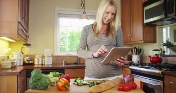 Piękna Kobieta Ciąży Pomocą Tabletu Kuchni — Wideo stockowe