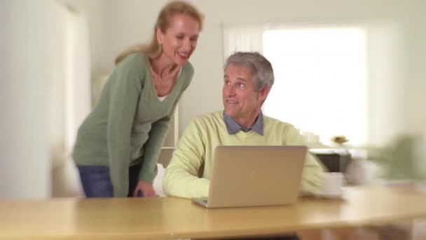 Ευτυχισμένο Ζευγάρι Ανώτερος Που Χρησιμοποιούν Φορητό Υπολογιστή — Αρχείο Βίντεο
