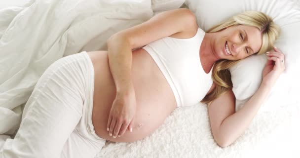 Szczęśliwa Kobieta Ciąży Leżąc Łóżku Pocieranie Brzucha — Wideo stockowe