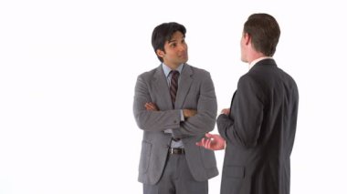 İki iş adamı ayakta duruyor ve konuşuyor.