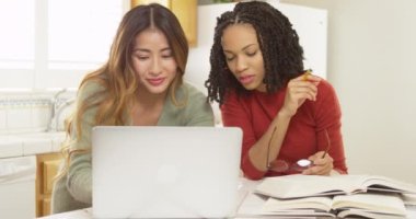 Dizüstü bilgisayar ile eğitim Afrika Amerika ve Asya arkadaşlar