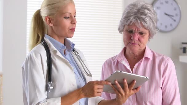 Doctora Hablando Con Paciente Usando Tableta — Vídeos de Stock